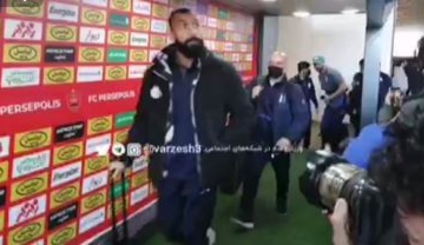 ورود تیم های فوتبال استقلال و پرسپولیس به ورزشگاه آزادی+ ویدیو