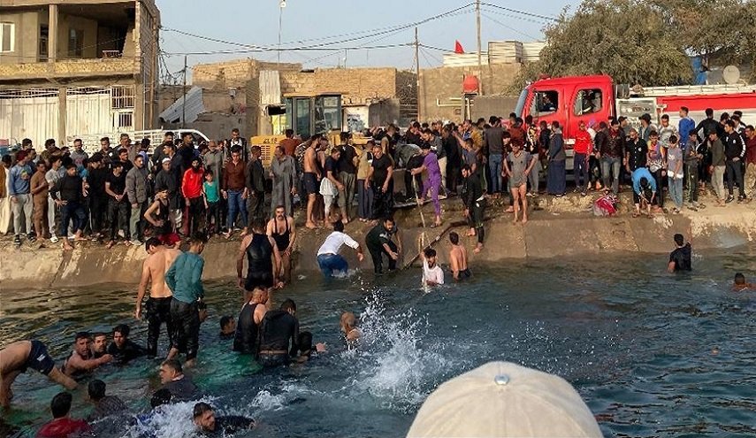 بالصور.. سقوط باص لنقل الطلاب في نهر بكربلاء المقدسة
