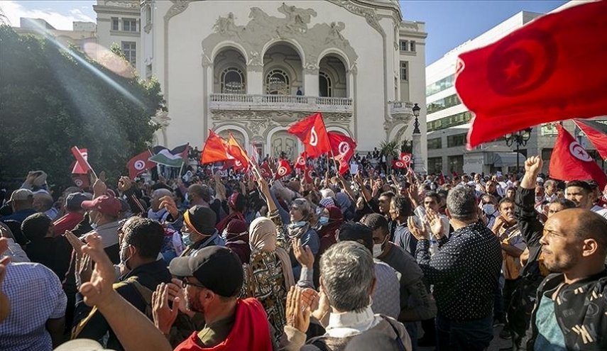 تظاهرات هزاران تونسی همزمان با سالگرد استقلال/ تظاهرکنندگان خواستار کناره‌گیری رئیس جمهور شدند