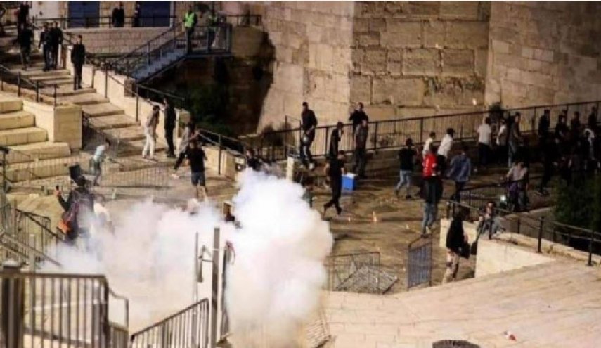 حمله وحشیانه صهیونیست‌ها به فلسطینیان در باب العامود/ 24 نفر زخمی شدند