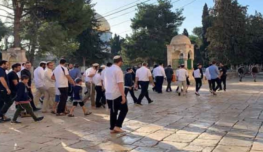 عشرات المستوطنين يقتحمون المسجد الأقصى