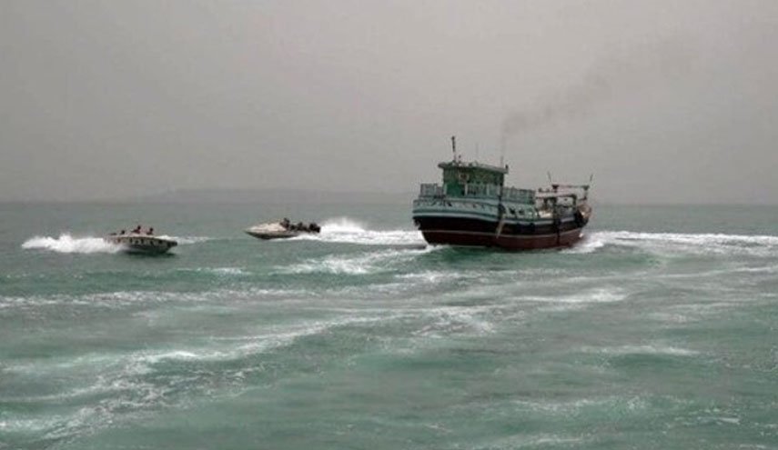  توقیف ۲ فروند شناور حامل۷۰ هزار لیتر سوخت قاچاق در آب‌های جاسک