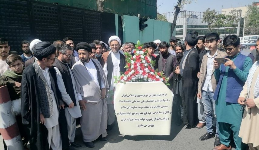 افغان ها سفارت ایران در کابل را گلباران کردند + تصاویر