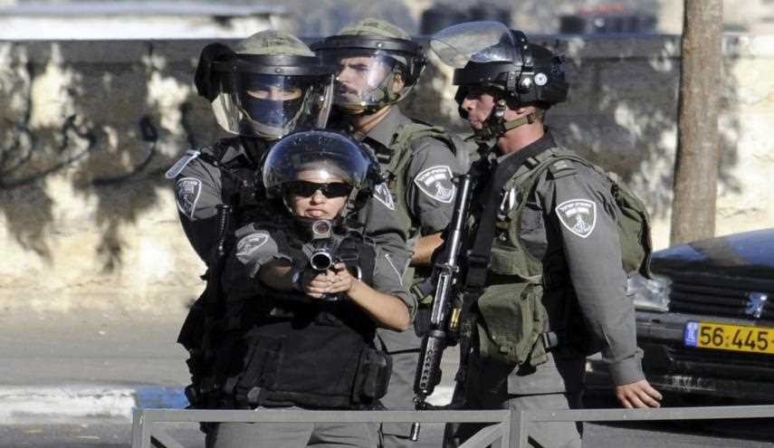 الاحتلال يعتقل فتاة ويعتدي على والدتها في حي الشيخ جراح