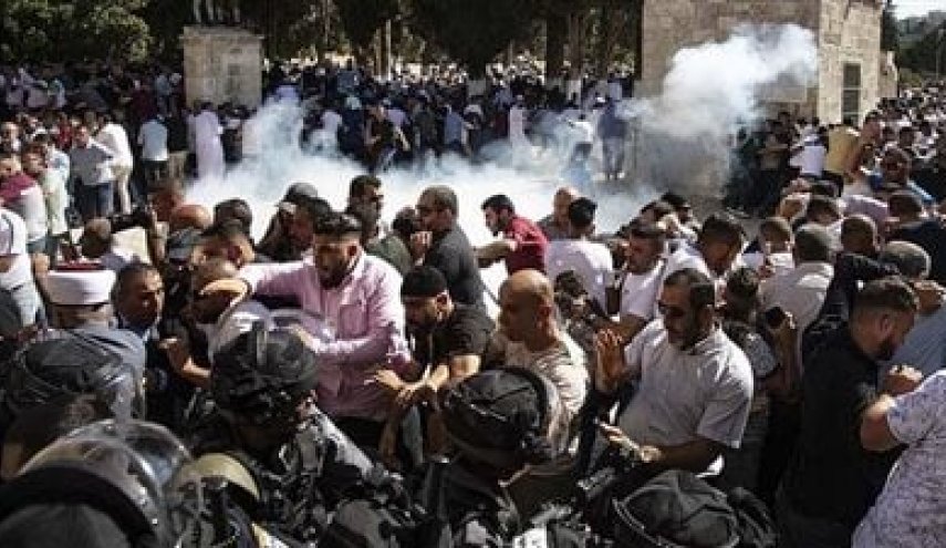 إصابة 8 فلسطينيين خلال محاولة القوات الإسرائيلية اقتحام المصلى القبلي