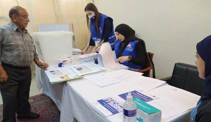 حضور لبنانی‌ها در پای صندوق رای در سفارت کشورشان در دمشق+ تصاویر