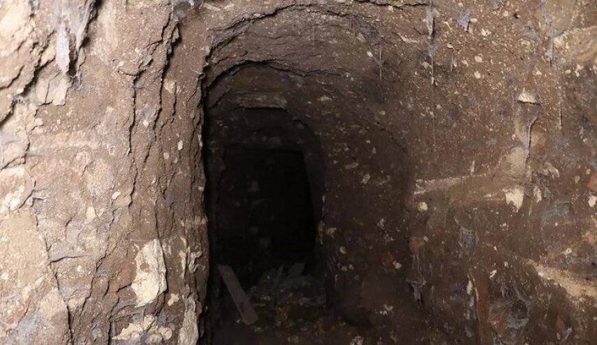 کشف و ضبط صدها کیلوگرم مواد منفجره در یک تونل در هم تنیده در حلب+عکس
