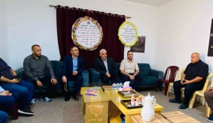 حضور السنوار در دفتر الجزیره برای تسلیت شهادت ابوعاقله