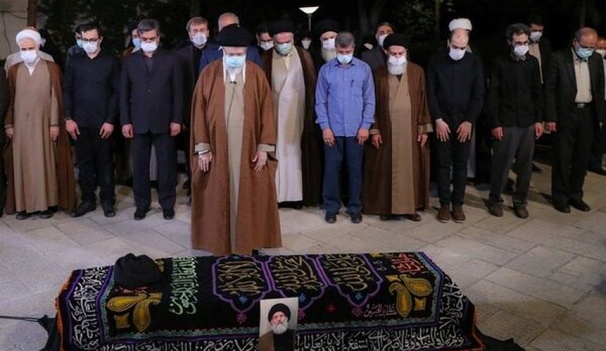 رهبر معظم انقلاب بر پیکر مرحوم فاطمی‌نیا نماز اقامه کردند