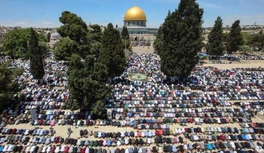 30 ألفاً يؤدون الجمعة في ' الأقصى' رغم تضييقات الاحتلال