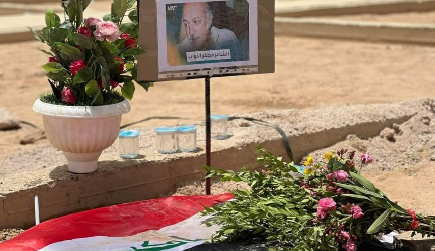 بالصور.. قبر الشاعر مظفر النواب في وادي السلام بالنجف الاشرف