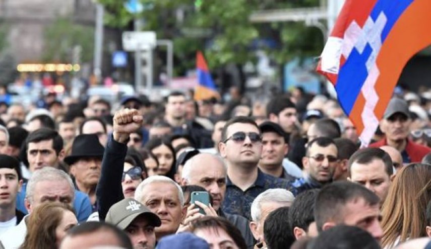 معترضان ارمنستانی ورودی اقامتگاه ریاست‌جمهوری را بستند