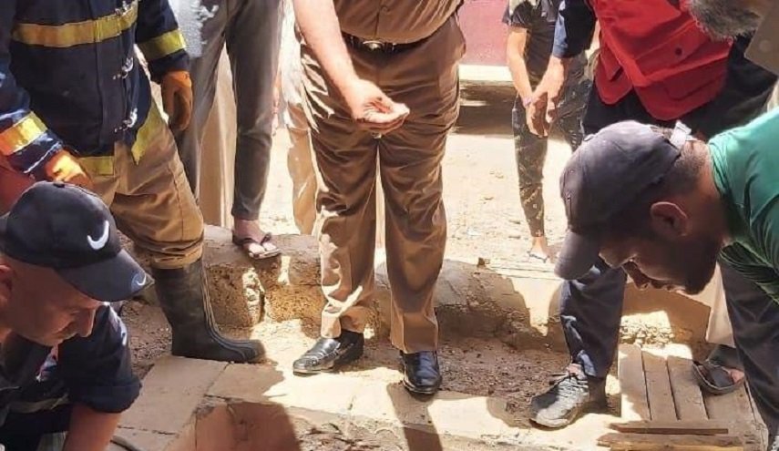 شاهد.. انقاذ رجل خمسيني وقع بحفرة في صلاح الدين