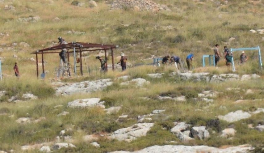 مستوطنون يشرعون ببناء معرش في منطقة الفارسية بالأغوار الشمالية