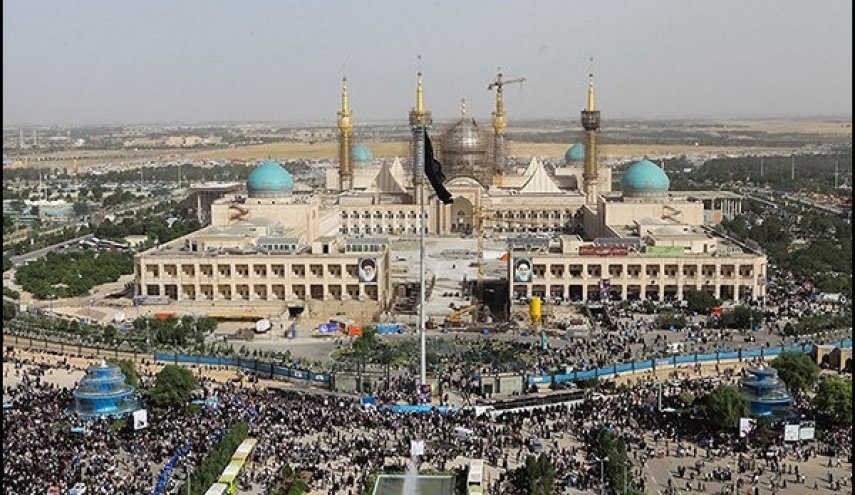 الزوار الأجانب ومحبو الإمام الخميني (رض) يحضرون مرقده الطاهر