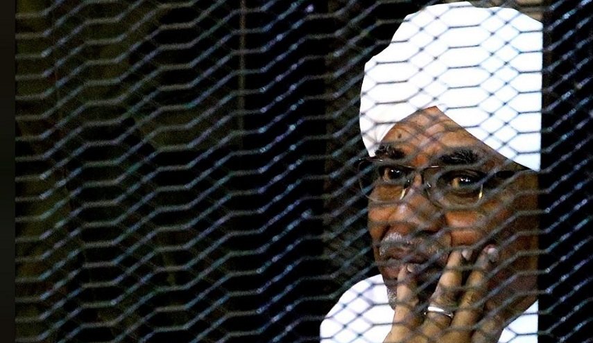 السلطات السودانية تسمح للبشير بحضور مراسم عزاء زوجته
