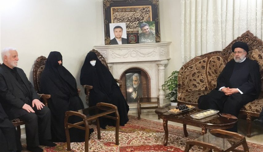 دیدار رئیسی با خانواده شهید صیاد خدایی