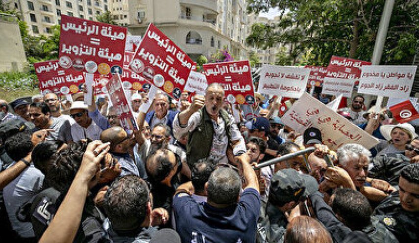 تونس ..المئات يتظاهرون ضد الاستفتاء ودعما للقضاة المضربين
