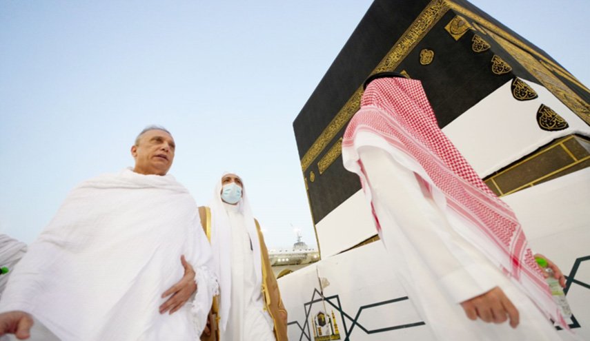 بالصور.. الكاظمي يؤدي مناسك العمرة في مكة المكرمة