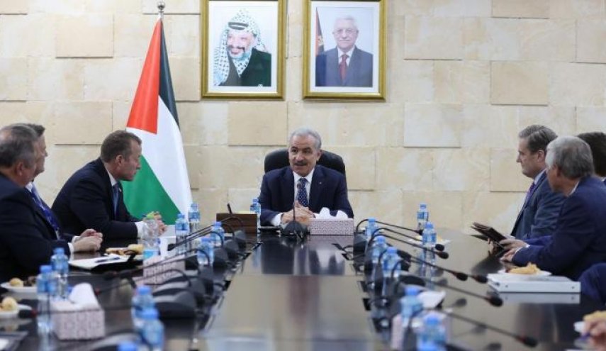 اشتية يستقبل نواب من الكونغرس الأميركي