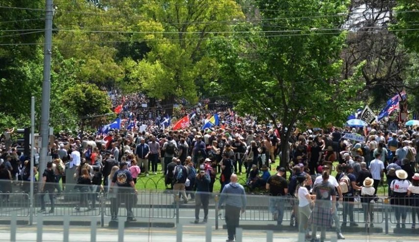 مردم استرالیا لغو قانون سقط جنین در آمریکا را محکوم کردند/ شعار علیه کلیسا و دولت