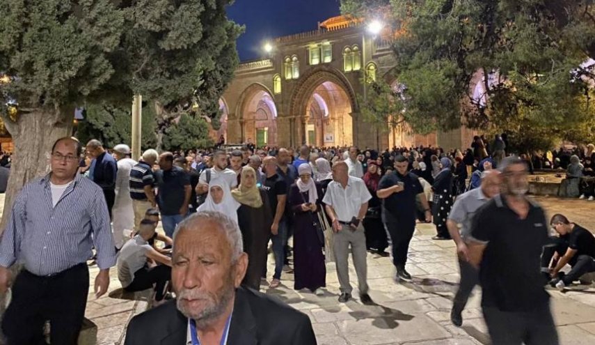 آلاف المصلين يؤدون صلاة فجر يوم عرفة في المسجد الأقصى