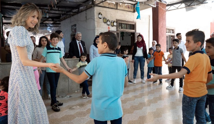 بالصور.. أسماء الأسد تزور دار الأيتام في حلب
