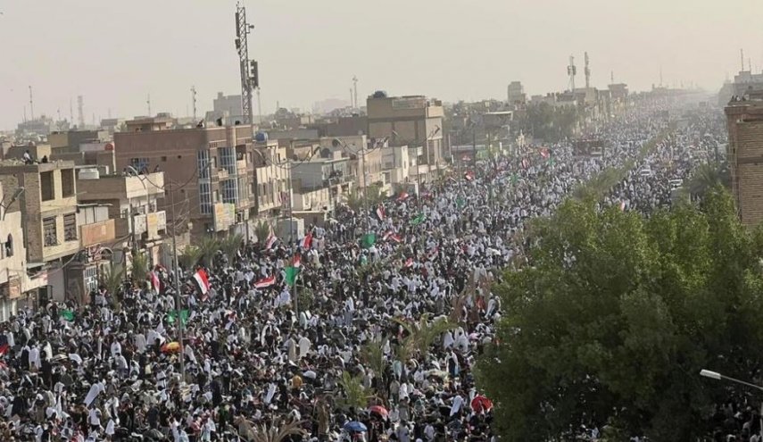 بالصور.. العراقيون يتوافدون لتأدية 