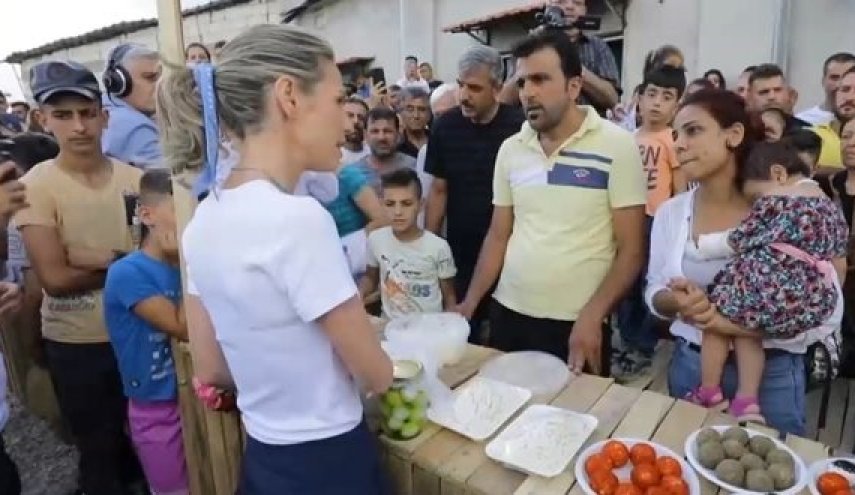 أسماء الأسد تشارك أهل الفاخورة احتفالهم بانتصارهم على الحرائق