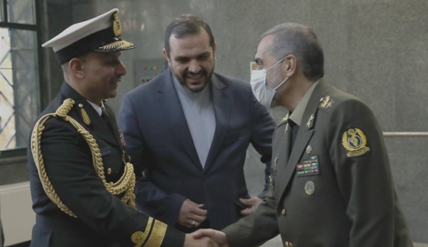 فرمانده نیروی دریایی عمان با وزیر دفاع دیدار کرد