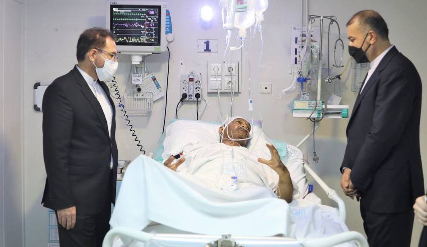 عیادت امیر عبداللهیان از مصدومان حادثه برخورد خودروی تشریفات وزارت خارجه+ عکس