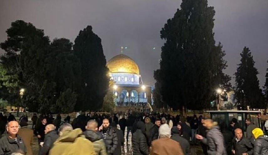 هزاران فلسطینی نماز صبح را در مسجد مبارک الاقصی اقامه کردند