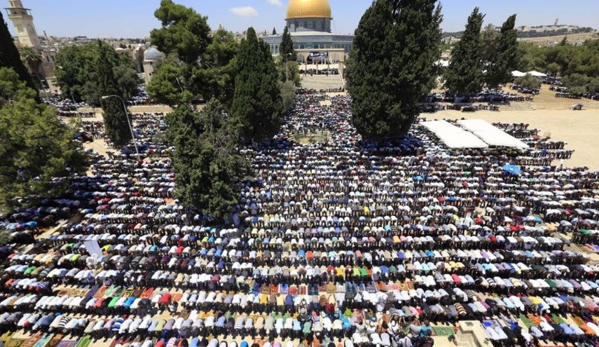 أربعون ألف مصل يؤدون صلاة الجمعة في المسجد الأقصى