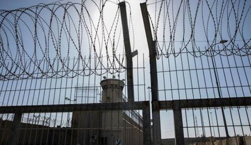 75 أسيرا فلسطينيا يشرعون بالإضراب عن الطعام غدا الأحد