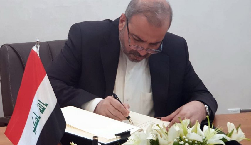 امضای دفتر يادبود کشته شدگان حملات ترکیه توسط سفير ايران در عراق