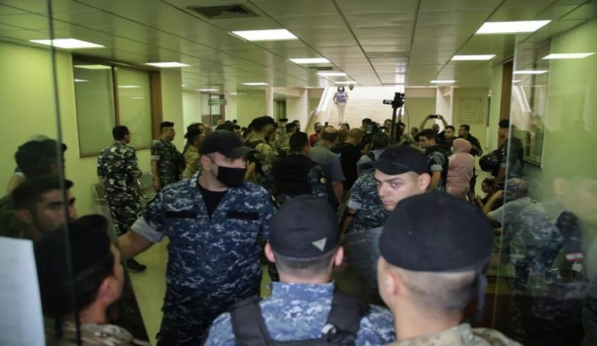 لبنانيون يقتحمون مقر وزارة الطاقة احتجاجا على الانقطاع المستمر للتيار الكهربائي