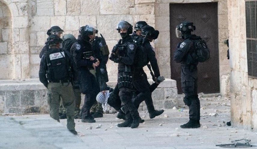 الاحتلال يبعد 4 مقدسيين عن الأقصى