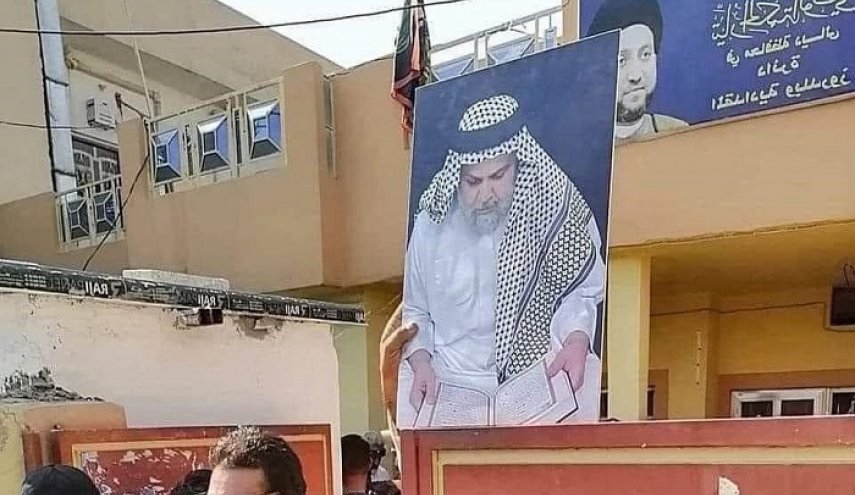 نصب تصویر مقتدی صدر روی مقر جریان حکمت ملی عراق در بغداد!
