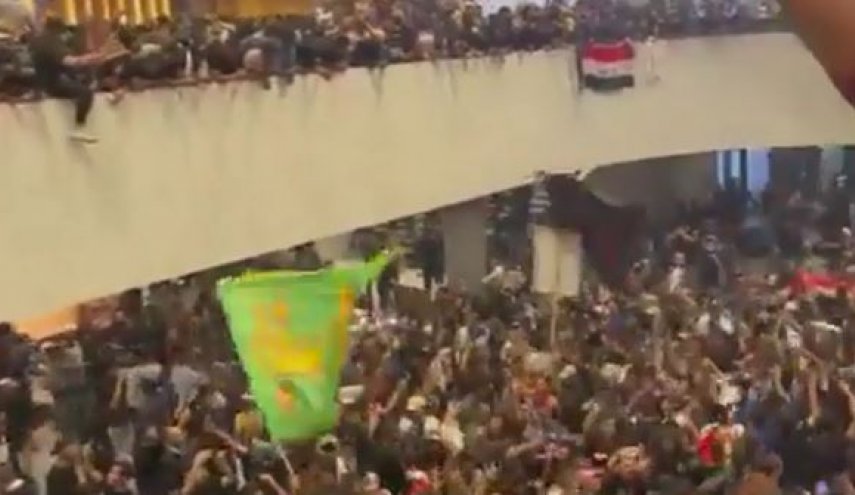 ویدیو؛ اعلام تحصن نامحدود در پارلمان عراق از سوی دفتر مقتدی صدر/ اشغال میز ریاست پارلمان عراق توسط طرفداران صدر