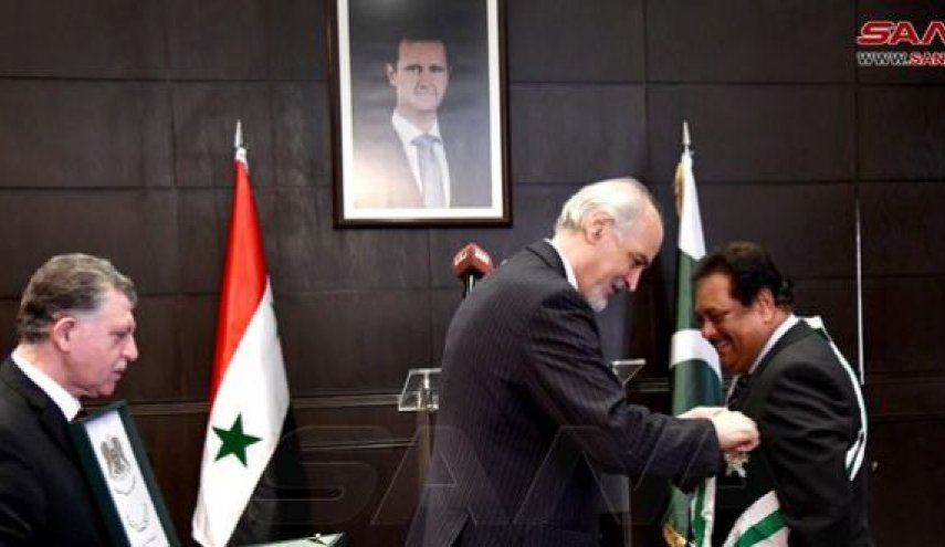 الأسد يمنح السفير الباكستاني وسام الإستحقاق السوري