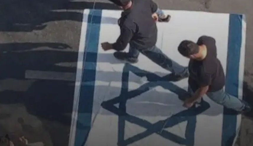 الأمن البحريني يستدعى شبانا داسوا علم الاحتلال بأرجلهم للتحقيق!