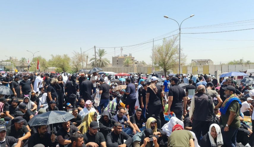 بالصور.. انصار التيار الصدري يؤدون صلاة الجمعة في الخضراء