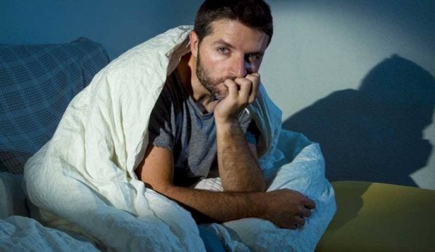 لماذا تغزو الأفكار دماغنا قبل النوم؟
