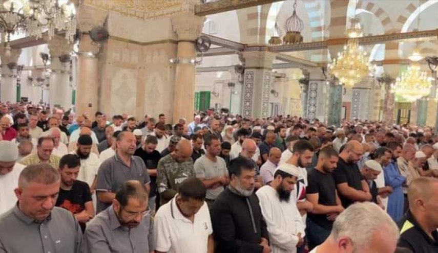 مشارکت هزاران نفر در نماز صبح امروز در مسجد الاقصی+تصاویر