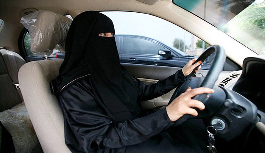 'طحنون' لـ'إيفانكا': اسألي 'إبن سلمان' متى يسمح للمرأة بقيادة السيارة؟