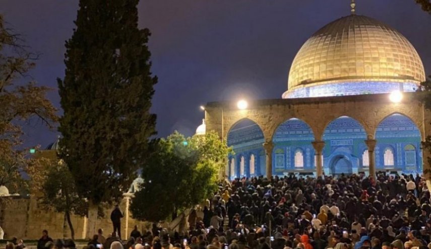 الآلاف يؤدون صلاة ’الفجر العظيم’ في الأقصى والإبراهيمي ومساجد الضفة