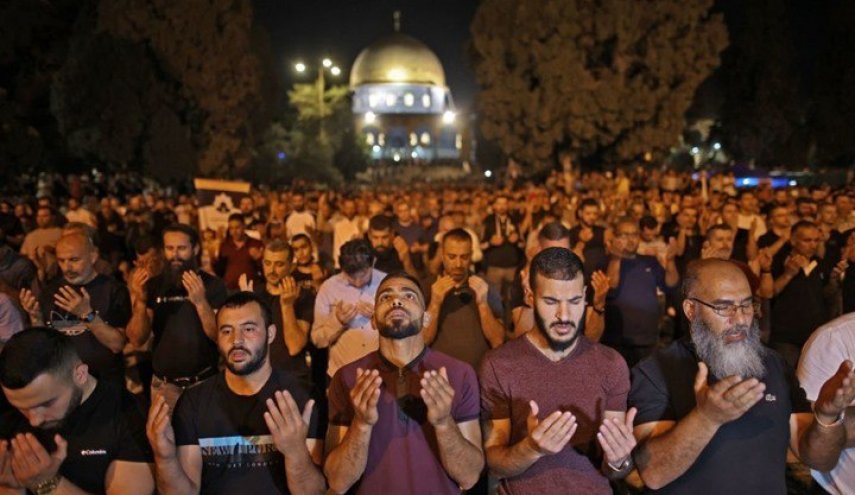 هزاران فلسطینی نماز صبح را در مسجد الاقصی اقامه کردند+ عکس