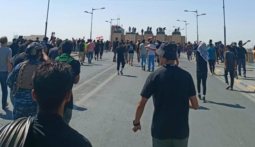 العراق.. متظاهرون يعبرون الحاجز الأول من جسر الجمهورية وسط بغداد