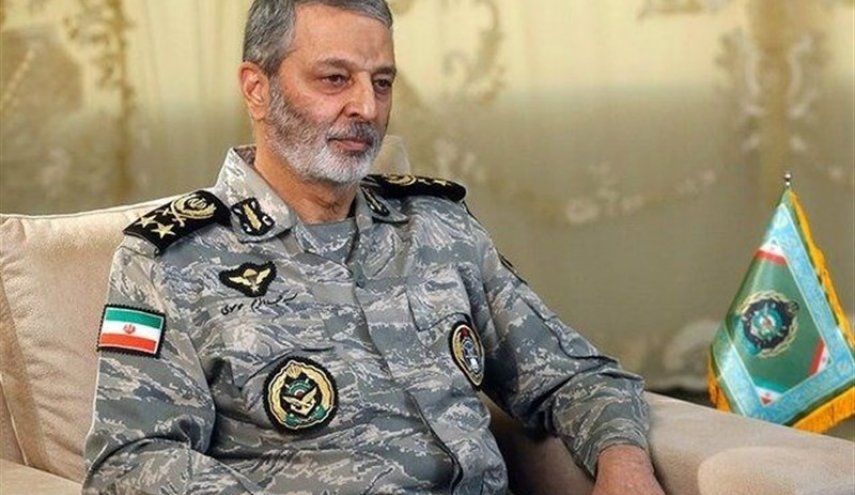 القائد العام للجيش: لطالما كانت القيادة العامة لقوى الامن الداخلي مصدر الخدمات لإيران
