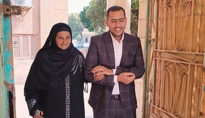 بعد 45 عاما .. سيدة مصرية تعود لأحضان أهلها